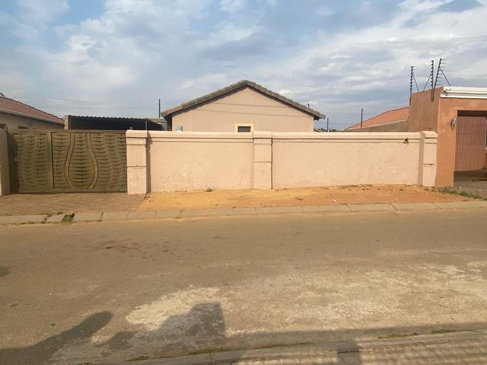 3-Bedroom House in Protea Glen For Sale with Outside Rooms and Paved Yard.