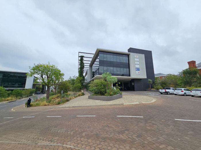 Bryanston Office To Rent: 368.90sqm, private kitchen, shared bathrooms, 24-hour security.