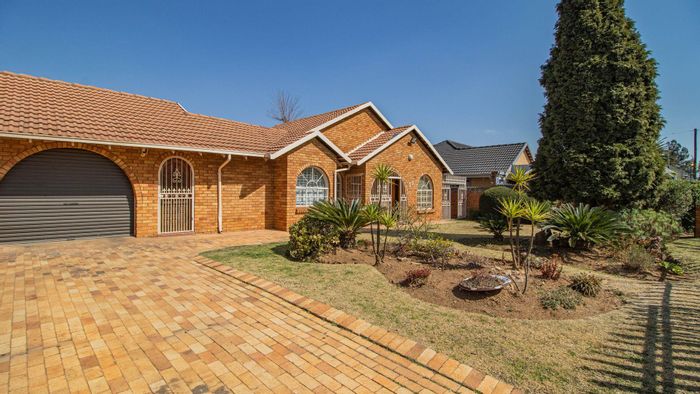 Bakerton House For Sale: 4 bedrooms, 4 bathrooms, flatlet, spacious living areas.