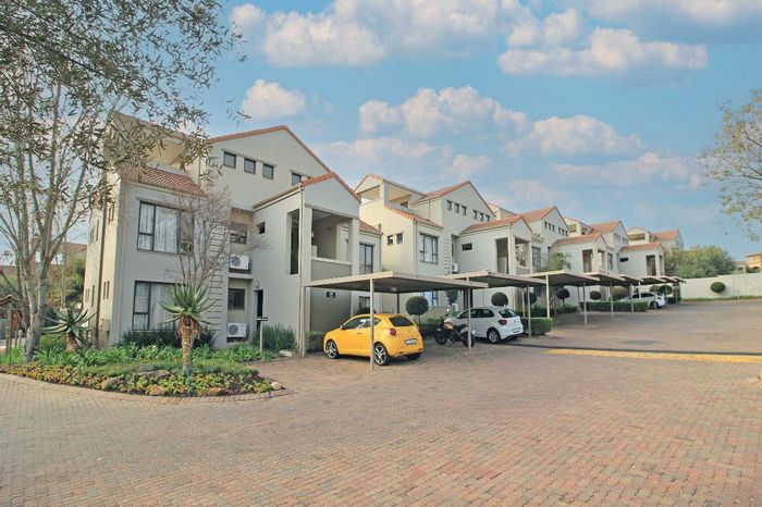 Douglasdale Townhouse For Sale: 2 beds, pool, security, covered parking, prime location.