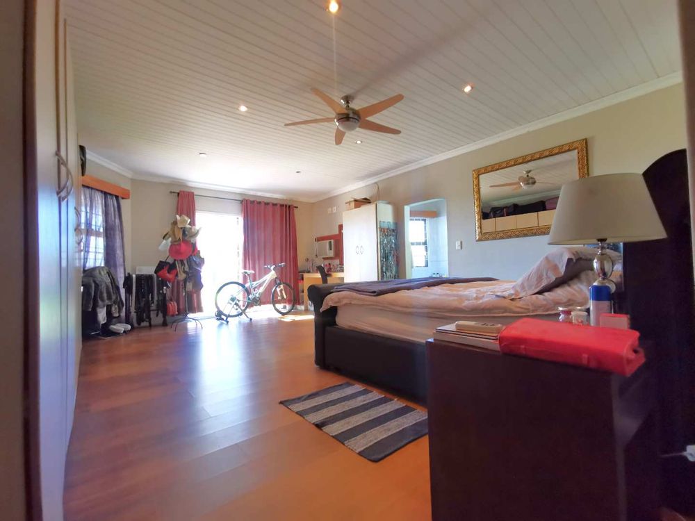 MAIN DWELLING - MASTER BEDROOM 