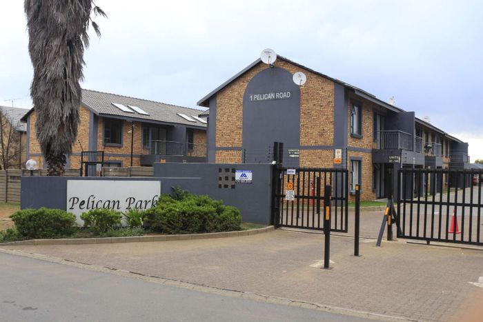 Albemarle Apartment To Rent: 3 bedrooms, pool, braai area, 24/7 security.