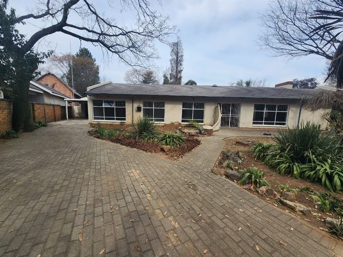 House To Rent in Morehill: 4 bedrooms, pool, flatlet, large garden, double garage.