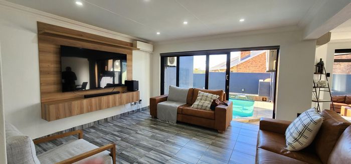 Erasmuskloof House For Sale: Spacious 4 Bedrooms, Pool, Braai, and Great Parking!