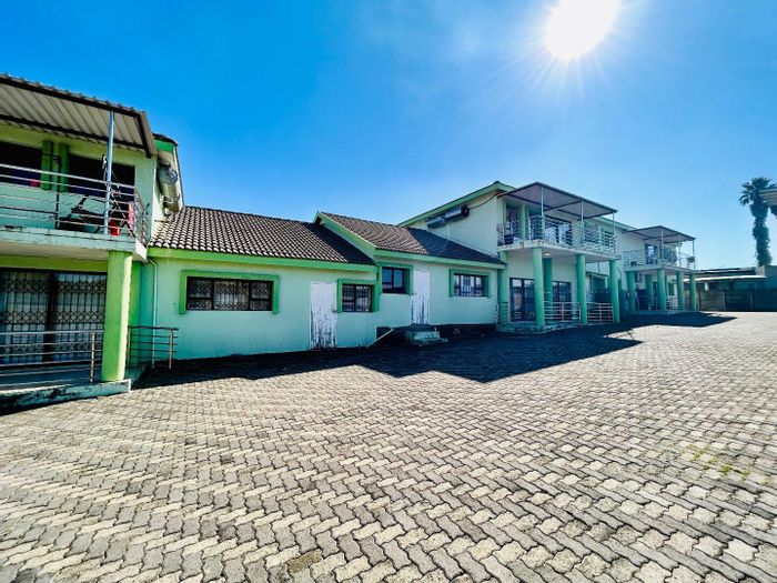 Vryheid Central Cluster For Sale: 9 units, borehole, parking, near hospital.