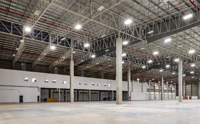 New industrial units for rent in Airport Industria with ample yard and office space.