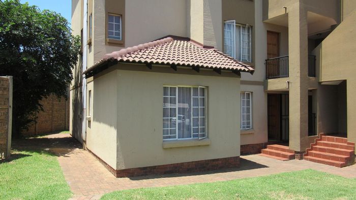 Meredale Apartment For Sale: 3 Bedrooms, 2 Bathrooms, Close to Schools and Shopping.