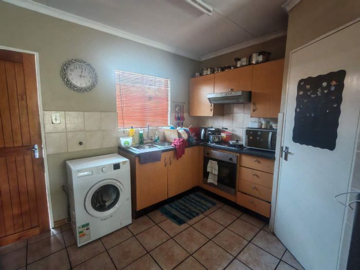 Amberfield Heights Townhouse For Sale: 2 beds, garage, pet-friendly, secure estate.