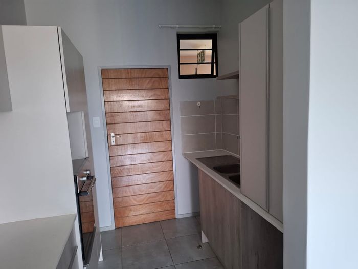 Rooihuiskraal North Apartment To Rent: 2 Bed, Fibre, Prepaid Utilities, 4th Floor.