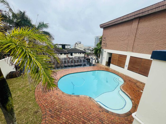 Umhlanga Central Apartment To Rent: 2.5 bedrooms, pool, beach access, parking included.