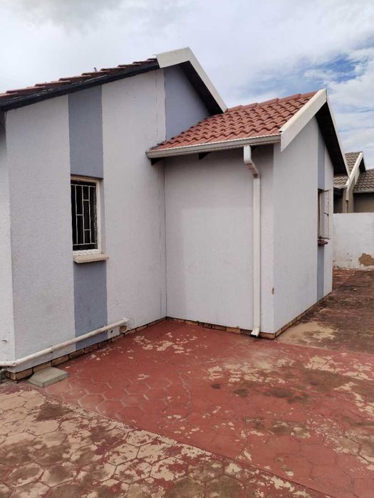 For Sale: House in Mamelodi East with spacious yard and ample parking.