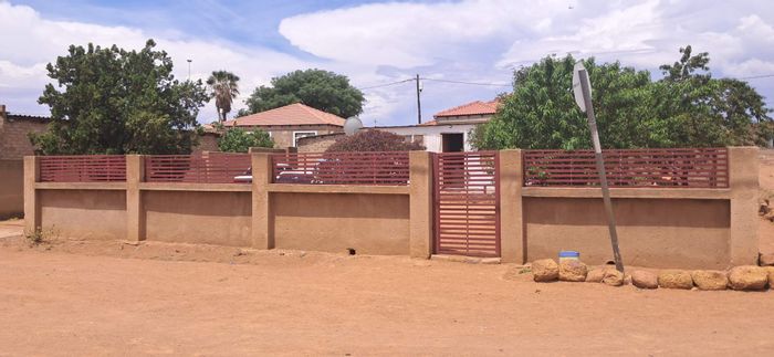 House For Sale in Soshanguve Ext: Ideal for student accommodation, near TUT and mall.