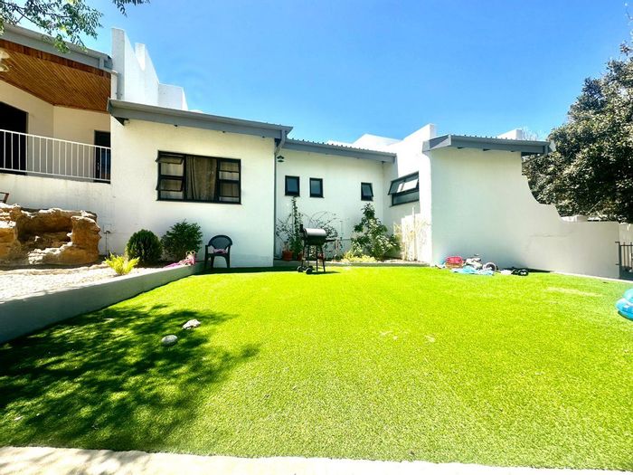 Klein Windhoek House For Sale: 4 bedrooms, pool, garage, close to amenities.