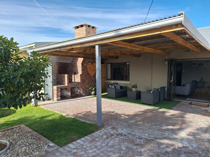 Oudtshoorn Central House For Sale: Income-generating guesthouse with private entrances and parking.