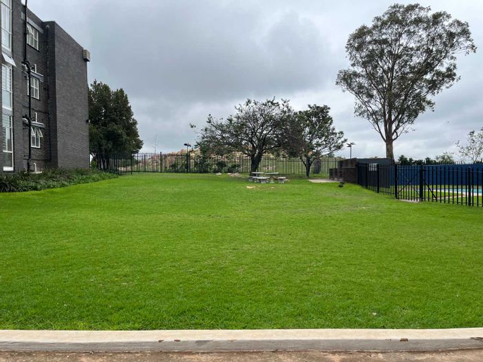 To Rent: Spacious 2-bedroom apartment in Constantia Kloof with pool and security.