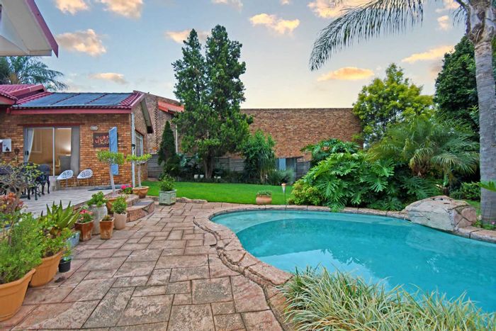 For Sale: Noordheuwel House with 4 beds, pool, solar system, and security features.