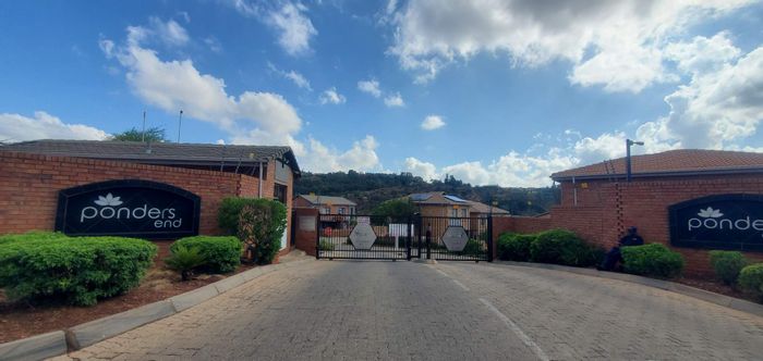 2-Bedroom townhouse to rent in Helderkruin with security and green space.