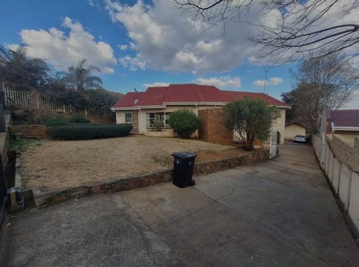 House For Sale in Kibler Park: 4 Bedrooms, Pool, Secure Parking, Open-Plan Living.