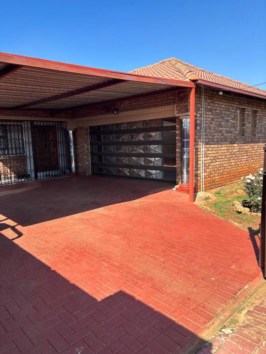 Dawn Park House For Sale: 4 beds, spacious yard, secure parking, investment potential.