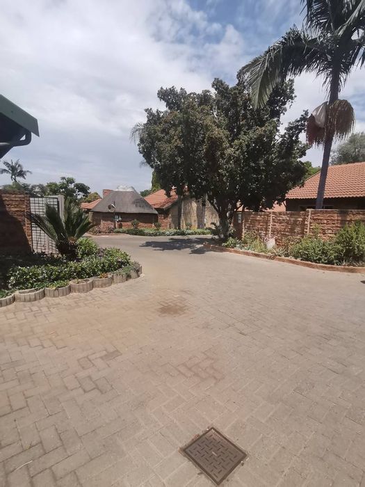2-Bedroom Townhouse in Die Wilgers To Rent, with pool and ample storage.
