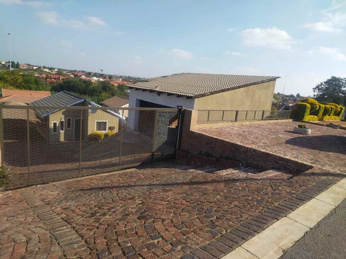 House To Rent in Soshanguve Ext: 2 bedrooms, double garage, near amenities.