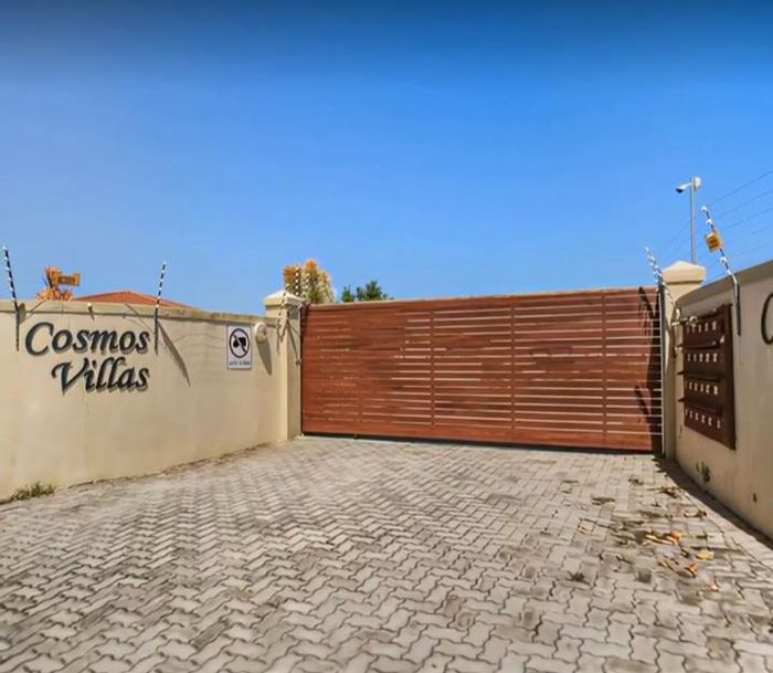 For Sale: 3-Bedroom Townhouse in Westering with garage, garden, and secure complex.