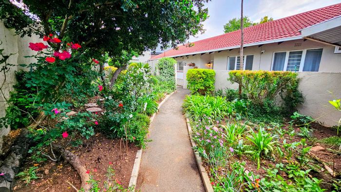For Sale: Spacious Jukskei Park House with pool, garden, and ample parking.
