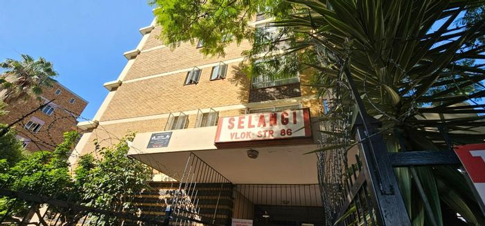 3-Bedroom Apartment For Sale in Sunnyside with Enclosed Balcony and Parking.