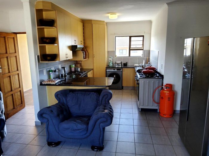 Gonubie Apartment For Sale: 2 Bedrooms, patio, security, near schools and beach.