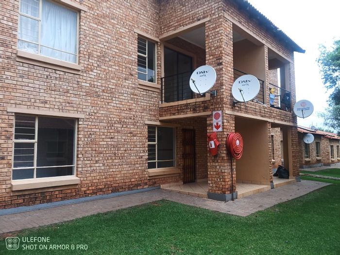 Townhouse To Rent in Dawn Park: 2 Bedrooms, secure community, close to amenities.
