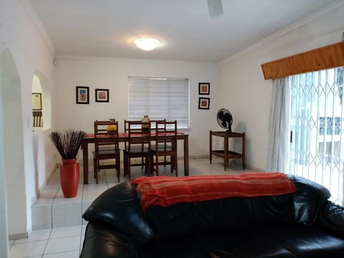 Cottage To Rent in Fontainebleau: 2 beds, private patio, secure garden, close to amenities.