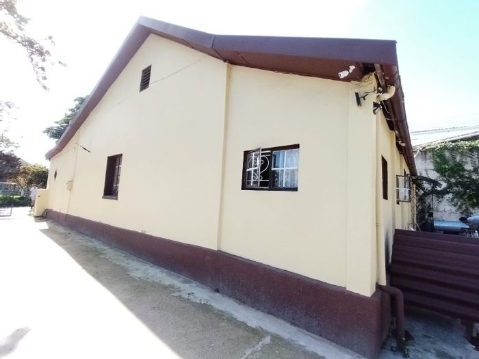 For Sale: Spacious 4-Bedroom House in Alexandria Central with Enclosed Verandah.