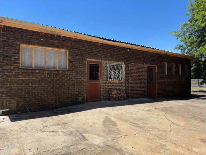 Cottage To Rent in Belfast Central: 1 Bedroom, gas stove, secure parking.