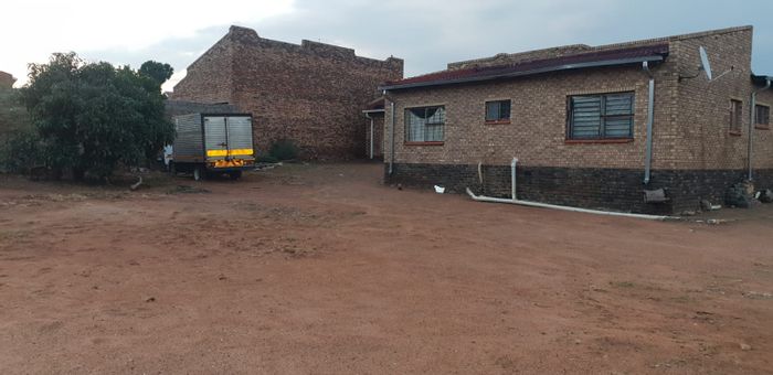 Spacious Soshanguve Ext house for sale: 3 beds, 2 baths, 3 garages.