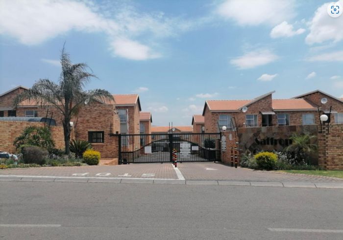 2 Bed, 2 Bath Apartment to Rent in Honeydew with security and parking.