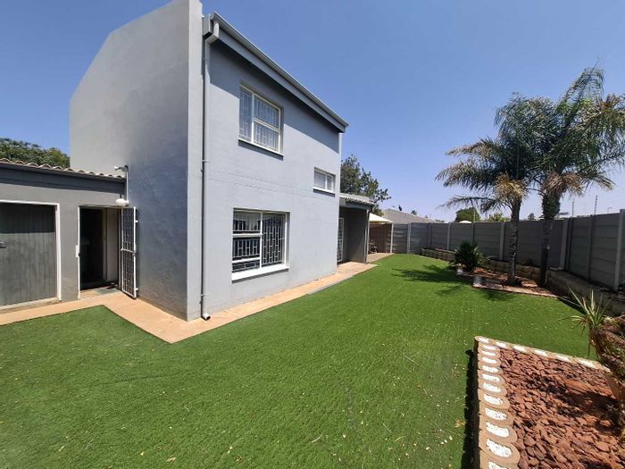 Eros Park Townhouse For Sale: 2 beds, private garden, garage, walk to amenities.