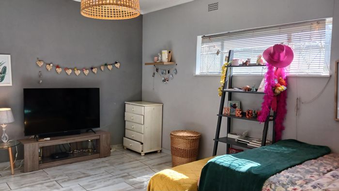 House to Rent in Parkmore: Spacious bedroom, garden, pool, parking, WiFi included.