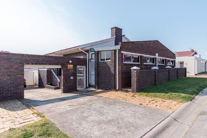 Parkside House For Sale: 3 Bedrooms, double garage, entertainment area, secure garden.