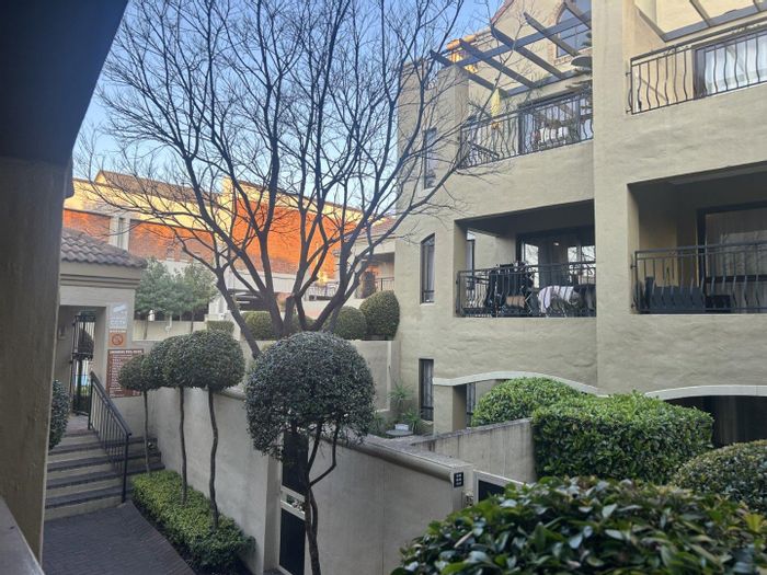 Douglasdale Townhouse To Rent: 1-bed, balcony, pool, tennis court, secure parking.