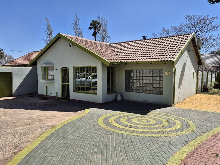 House for Sale in Leachville Ext 1: Pool, lapa, spacious kitchen, 3 bedrooms.