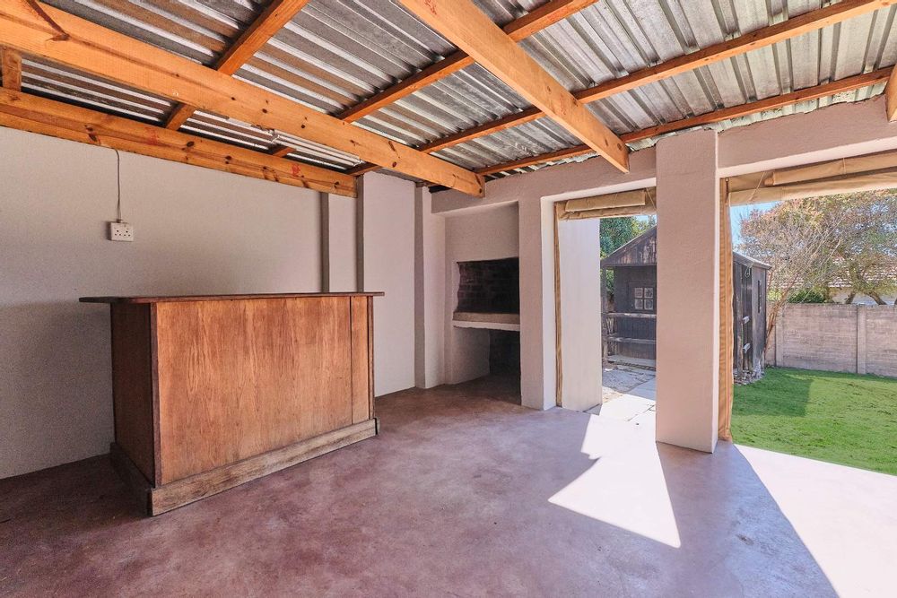 Covered patio with built-in-braai