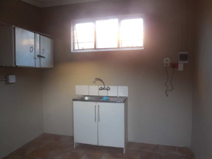 Property #2468082, Cottage Rental Monthly in East Lynne Ext 1