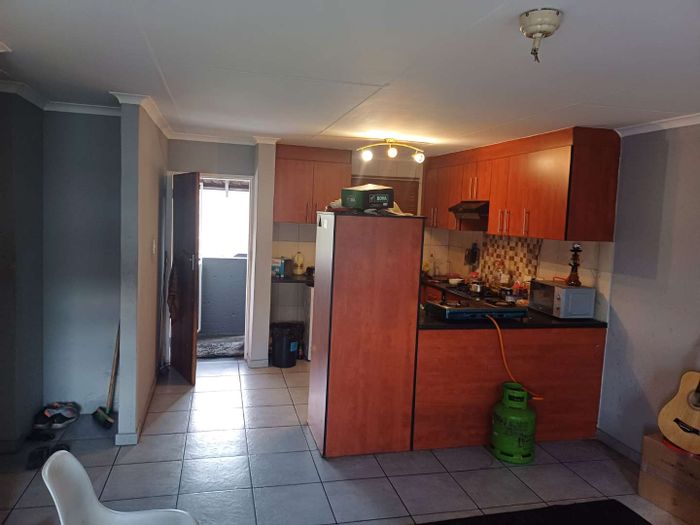 For Sale: Verwoerdpark Apartment with 3 Bedrooms, Pool, and 24-Hour Security.
