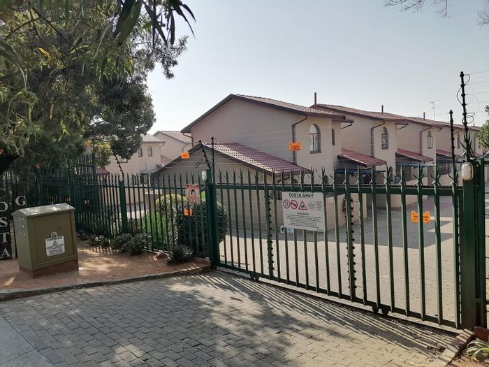 Property #2176770, Townhouse for sale in Kempton Park