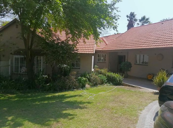 To Rent: Spacious House in Morningside Manor with pool, braai area, and staff quarters.