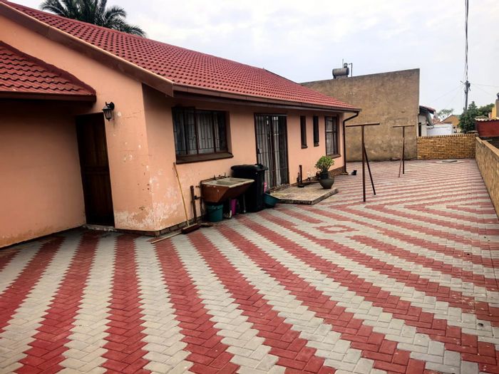 House for Sale in Soshanguve Ext: 3 Bedrooms, garage, near schools and malls.