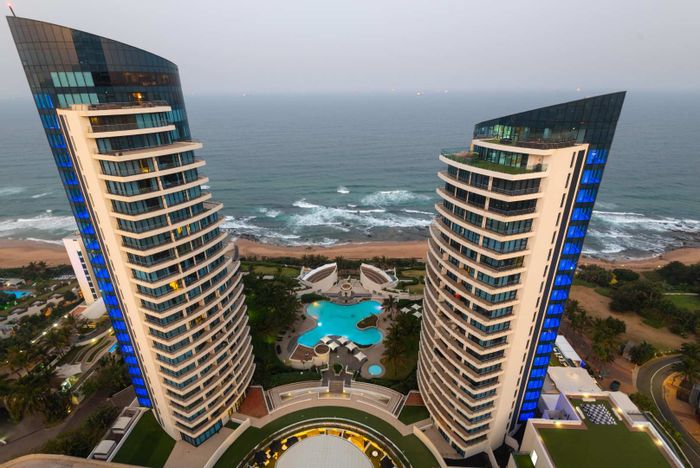 For Sale: 3 Bedroom Apartment in Umhlanga Rocks Central with Beach Access and Amenities.
