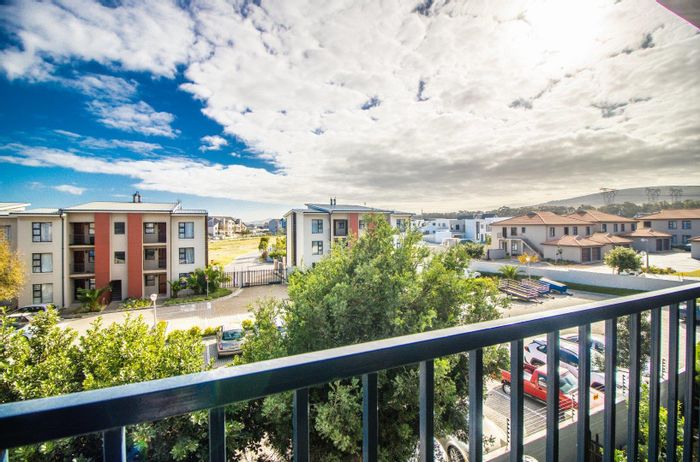 Spacious 2-Bedroom Apartment with Stunning Views in Burgundy Estate – For Sale!