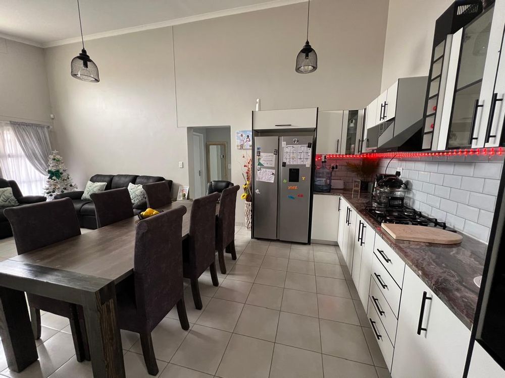 Open-plan kitchen, lounge and dining room. Built-in cupboards, stove and oven