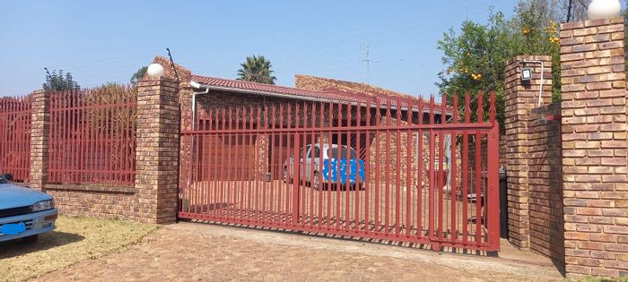 For Sale: House in Randhart with pool, braai area, and security features.